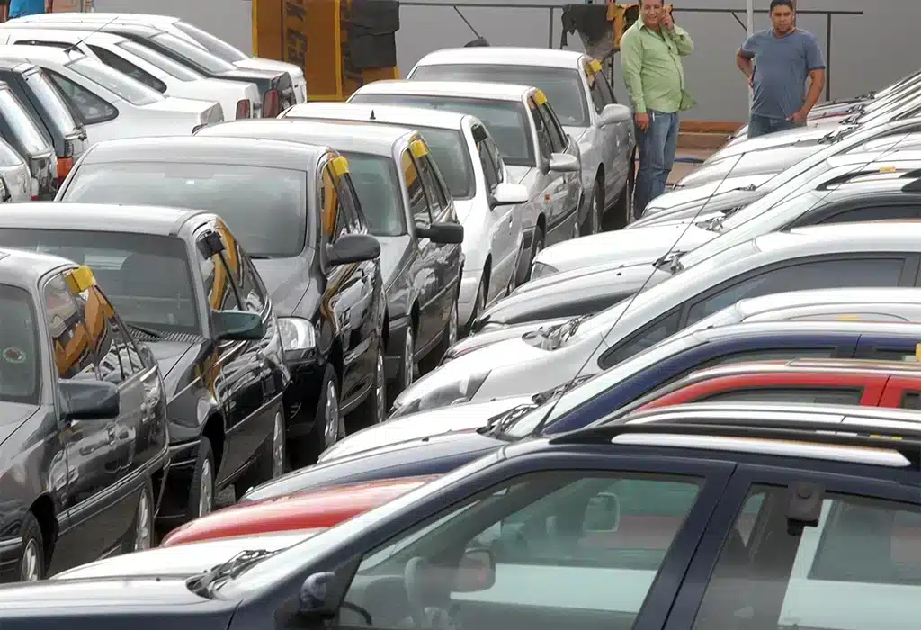 Prazo do licenciamento 2026 na Paraíba é ilustrado por veículos em circulação em uma avenida