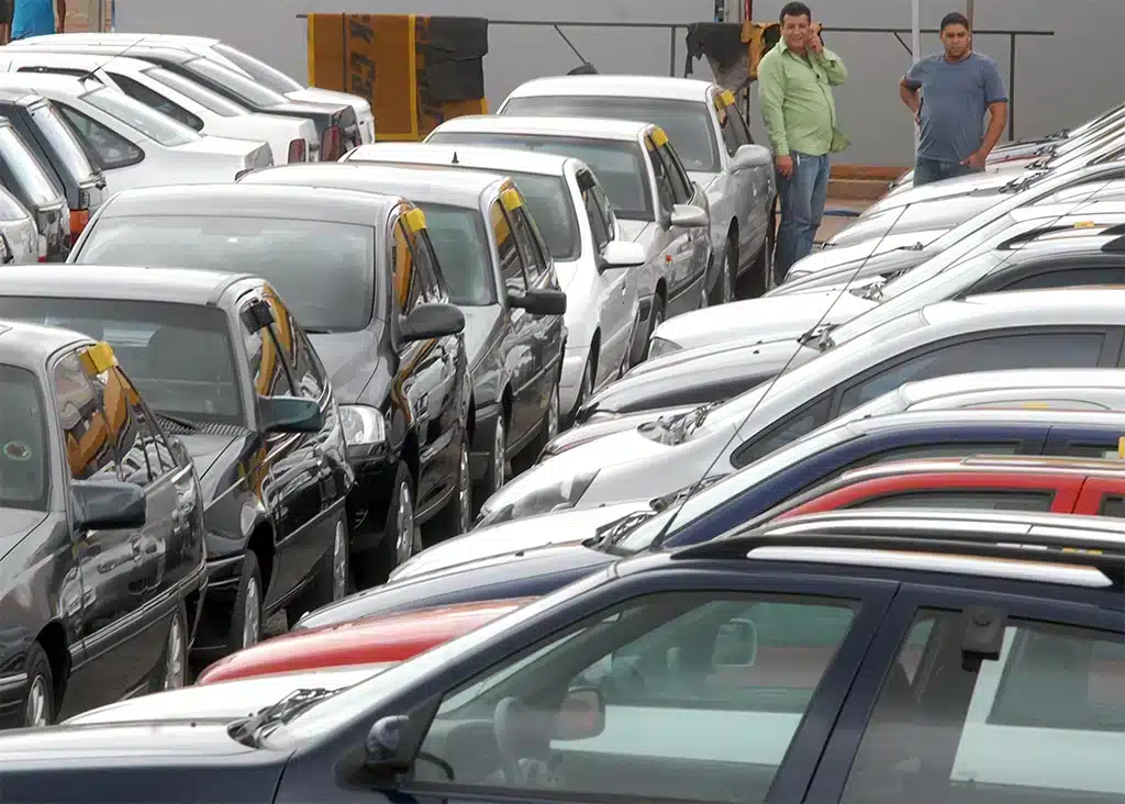 Prazo do licenciamento 2026 na Paraíba é ilustrado por veículos em circulação em uma avenida
