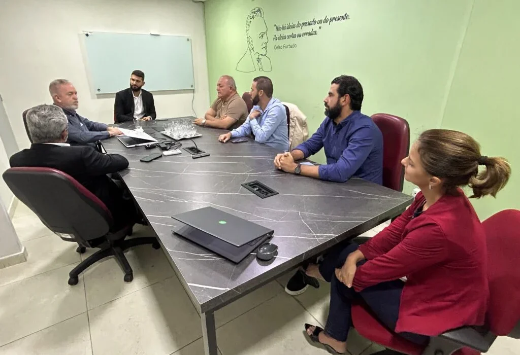 Representantes reunidos na assinatura do Acordo de inovação em Patos entre Prefeitura, Farol Digital e FUNETEC