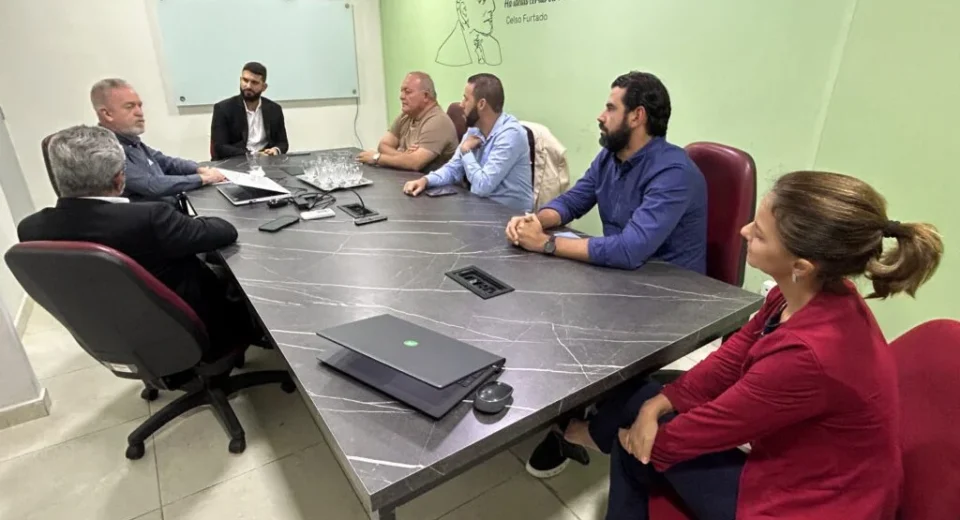 Representantes reunidos na assinatura do Acordo de inovação em Patos entre Prefeitura, Farol Digital e FUNETEC