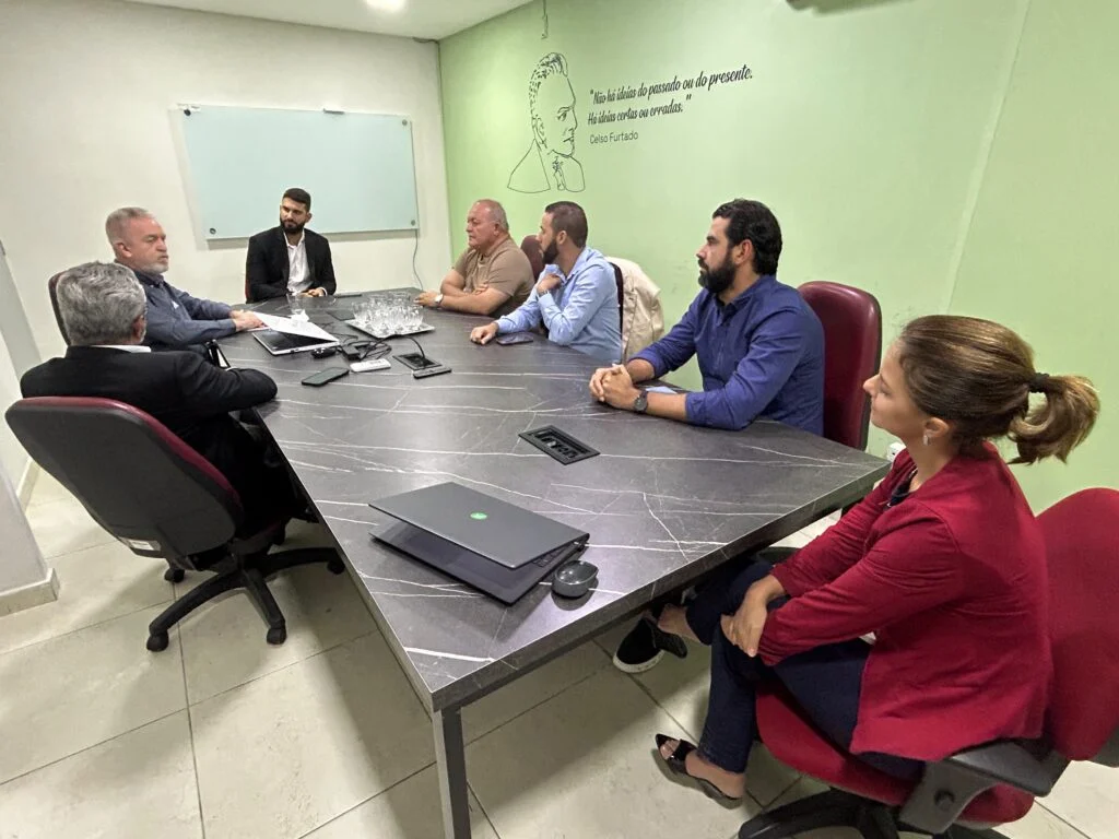 Representantes reunidos na assinatura do Acordo de inovação em Patos entre Prefeitura, Farol Digital e FUNETEC