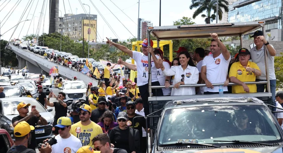 Carreata de Lucas Ribeiro em Campina Grande com candidatos e apoiadores durante o percurso deste domingo