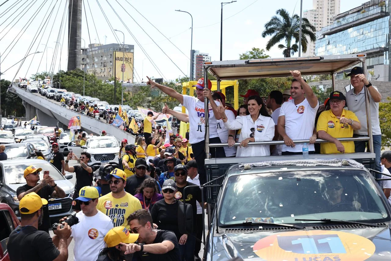 Carreata de Lucas Ribeiro em Campina Grande com candidatos e apoiadores durante o percurso deste domingo