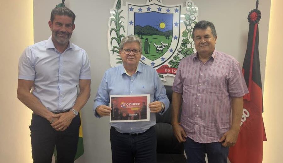 Concurso de Cruz do Espírito Santo é apresentado em registro com representantes municipais diante do brasão da cidade