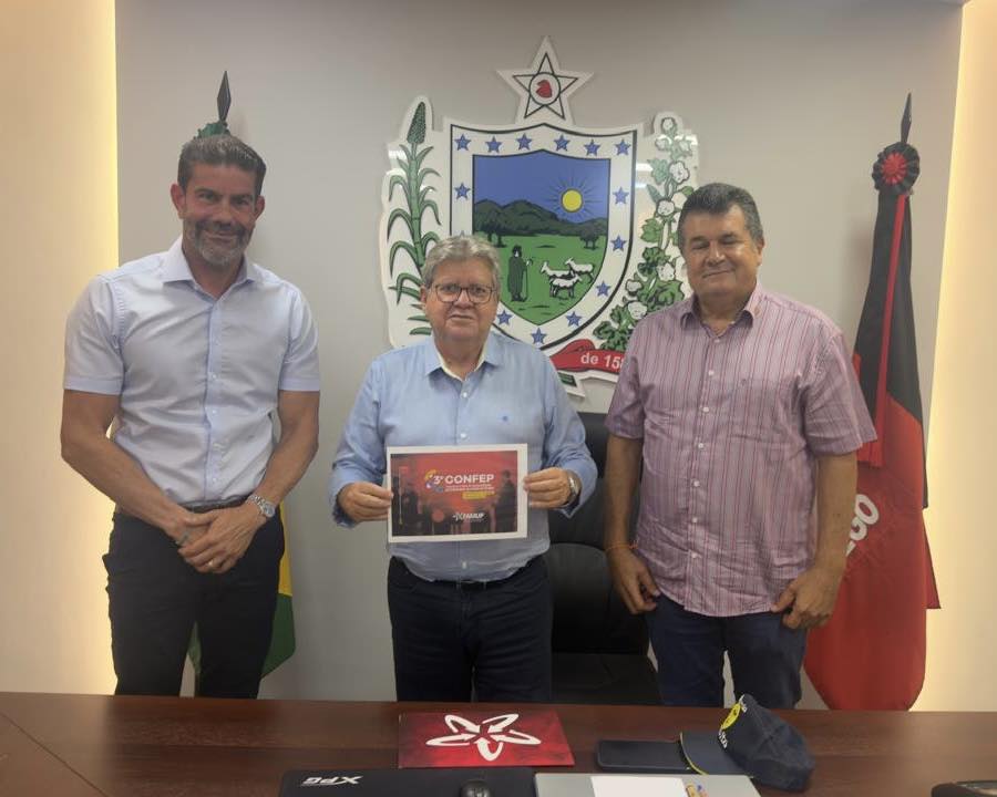 Concurso de Cruz do Espírito Santo é apresentado em registro com representantes municipais diante do brasão da cidade
