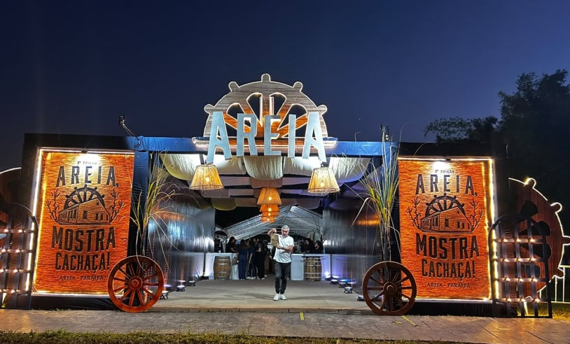 Evento com produtores e público ligado ao mercado da cachaça na Paraíba durante a Areia Mostra Cachaça