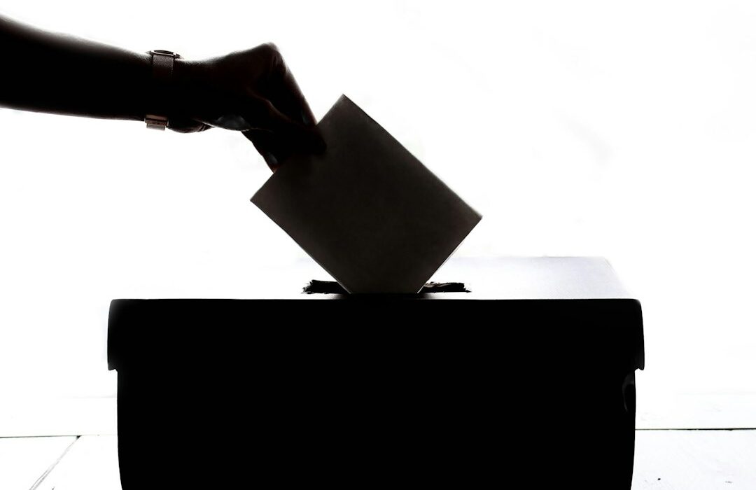 Imagem ilustrativa de votação em matéria sobre mudanças nos locais de votação