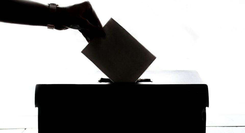 Imagem ilustrativa de votação em matéria sobre mudanças nos locais de votação