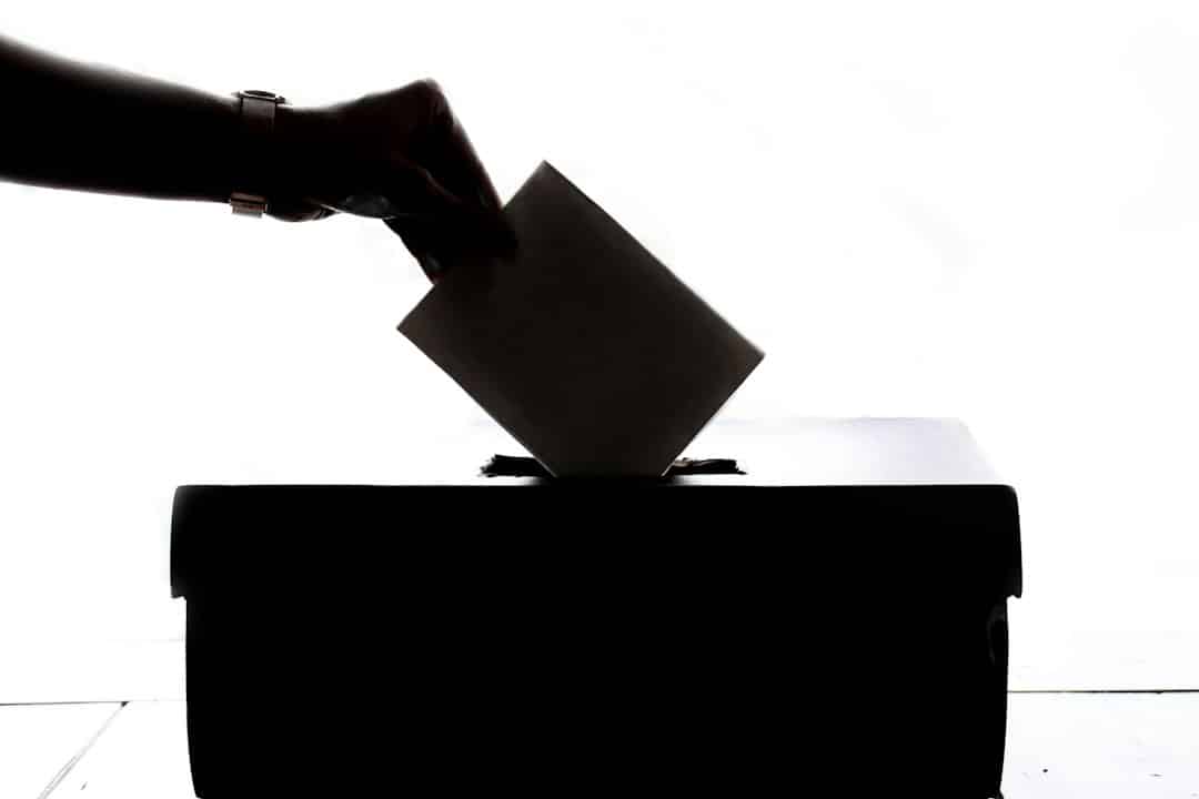 Imagem ilustrativa de votação em matéria sobre mudanças nos locais de votação