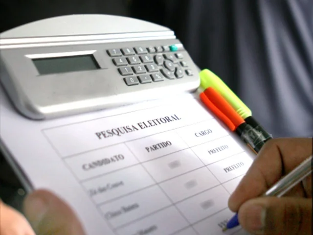 Pesquisa Data Ranking para Governo e Senado é ilustrada por formulário e equipamento de pesquisa eleitoral