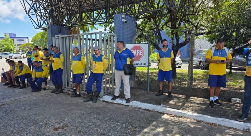 Trabalhadores em registro relacionado à paralisação dos Correios em João Pessoa