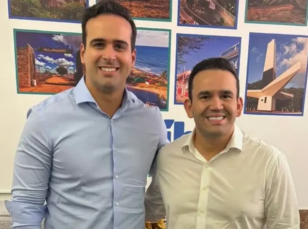 Jhony Bezerra durante entrevista; Jhony Bezerra é citado em articulação política na reta final das Eleições 2026.