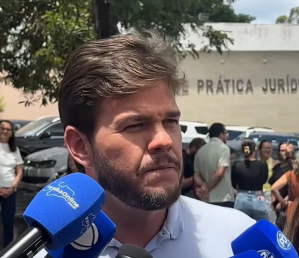Bruno vota em Campina Grande no Centro de Ciências Jurídicas da UEPB