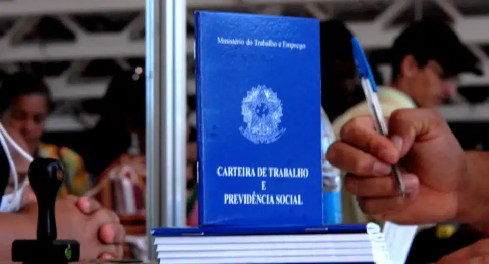 Carteira de trabalho em imagem relacionada a Empregos formais em Campina Grande
