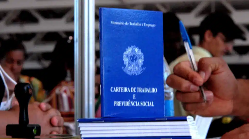 Carteira de trabalho em imagem relacionada a Empregos formais em Campina Grande
