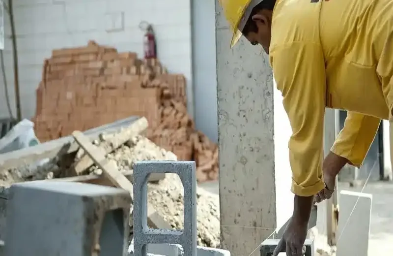 Trabalhadores representam a construção civil na Paraíba em canteiro de obras