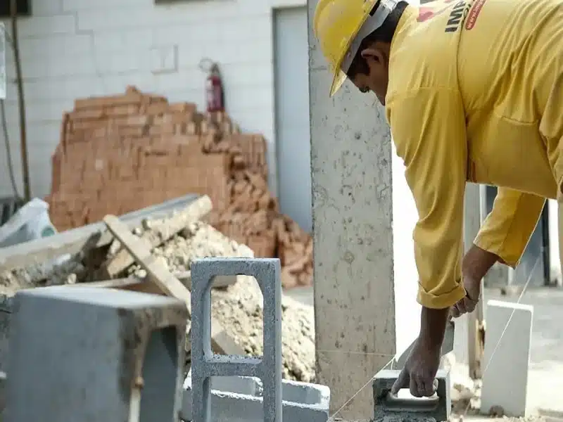 Trabalhadores representam a construção civil na Paraíba em canteiro de obras