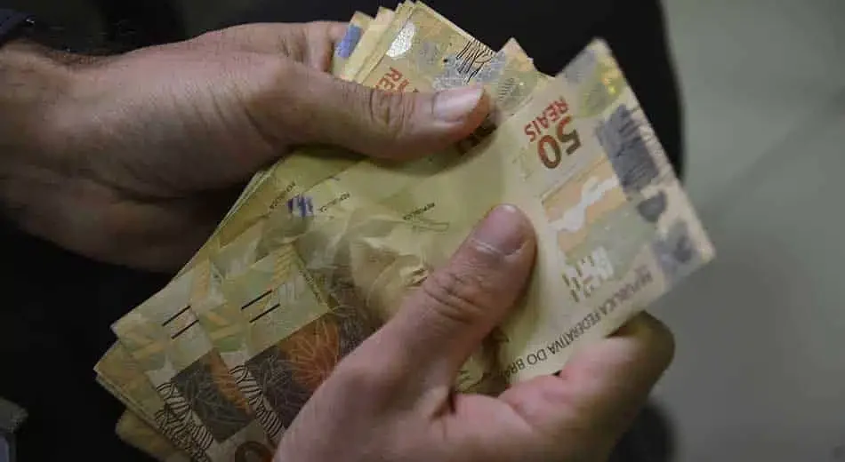 Dinheiro em imagem de arquivo relacionada à Folha de setembro de Campina Grande