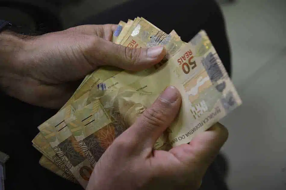 Dinheiro em imagem de arquivo relacionada à Folha de setembro de Campina Grande