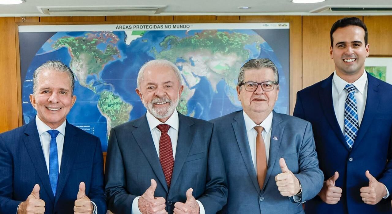 Lucas Ribeiro e João Azevêdo em imagem de arquivo com Lula relacionada à articulação de Lula na Paraíba
