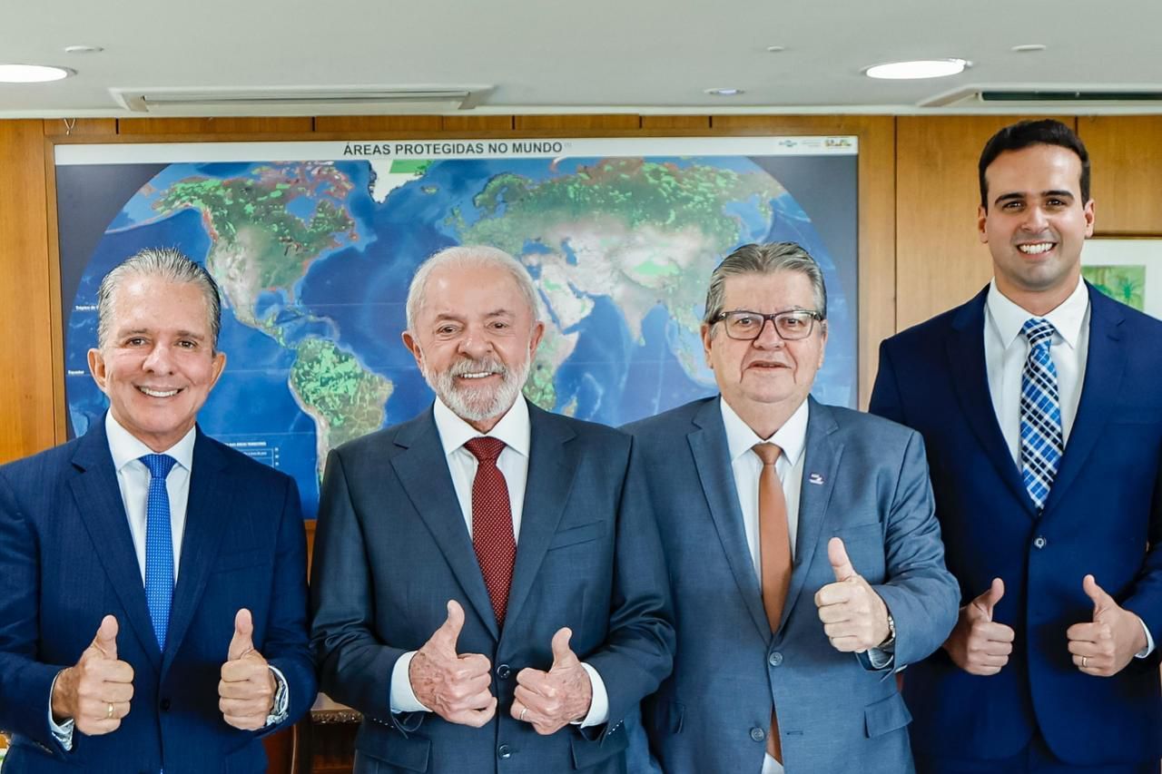 Lucas Ribeiro e João Azevêdo em imagem de arquivo com Lula relacionada à articulação de Lula na Paraíba
