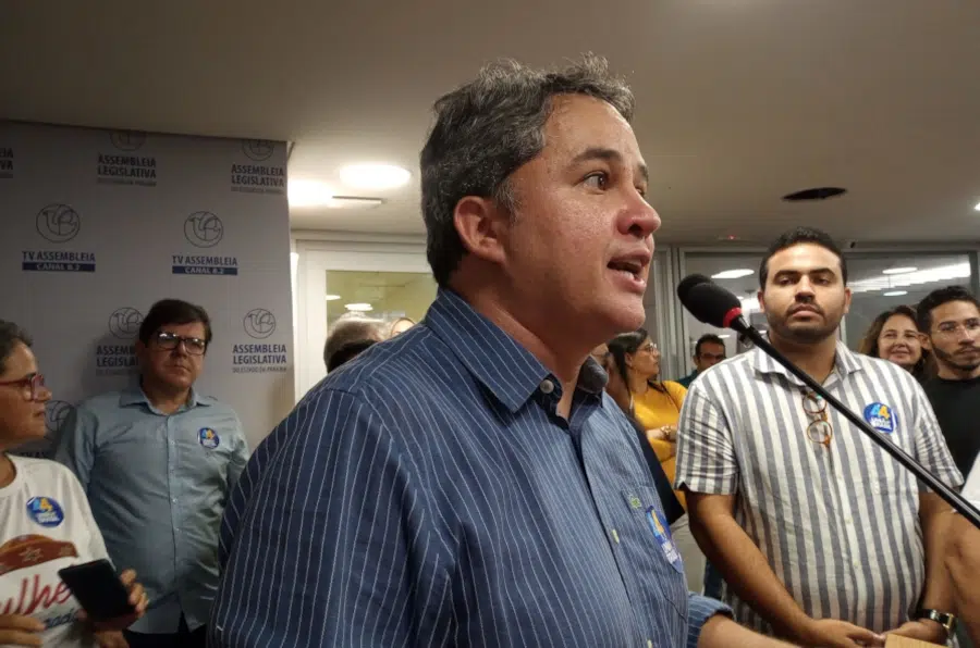 Efraim Filho durante atividade política na reta final da campanha de Efraim Filho